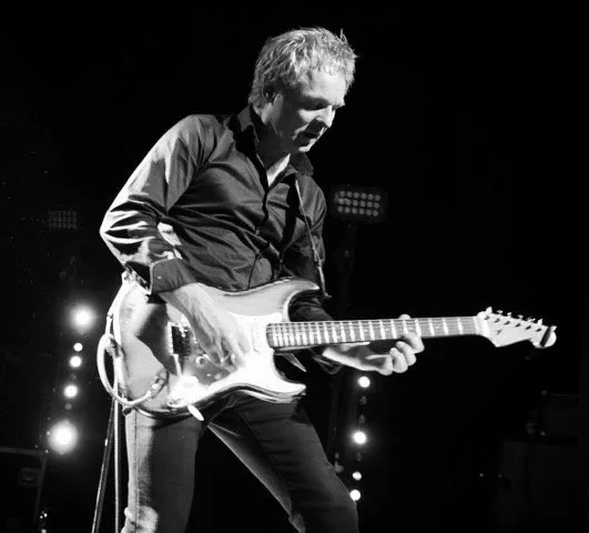Jeff Zwart speelt elektrische gitaar op het podium